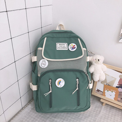 Ikdienas mugursoma ar rāvējslēdzējiem un aksesuāru