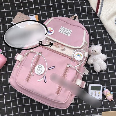 Ikdienas mugursoma ar rāvējslēdzējiem un aksesuāru