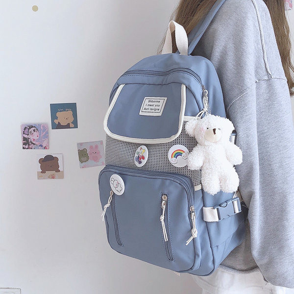 Ikdienas mugursoma ar rāvējslēdzējiem un aksesuāru