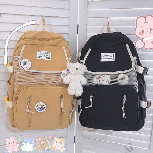 Ikdienas mugursoma ar rāvējslēdzējiem un aksesuāru