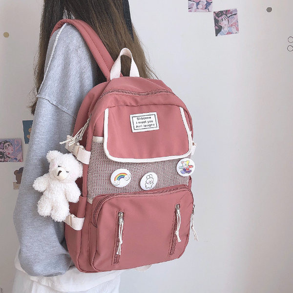 Ikdienas mugursoma ar rāvējslēdzējiem un aksesuāru