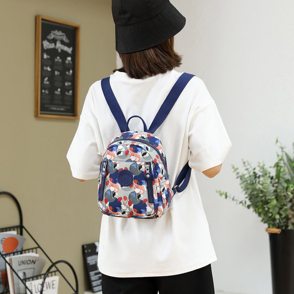 Ikdienas krāsaina mugursoma ar emblēmu