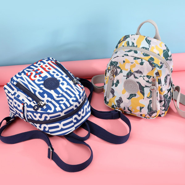 Ikdienas krāsaina mugursoma ar emblēmu