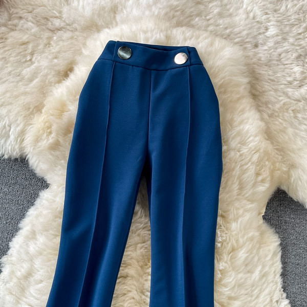 Ženske moderne hlače s visokim strukom i metalnim elementima