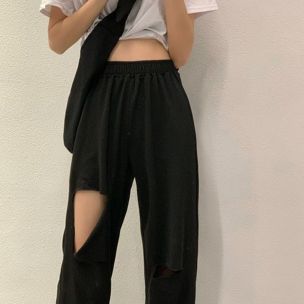 Sieviešu bikšu plats modelis ar saplēstiem motīviem