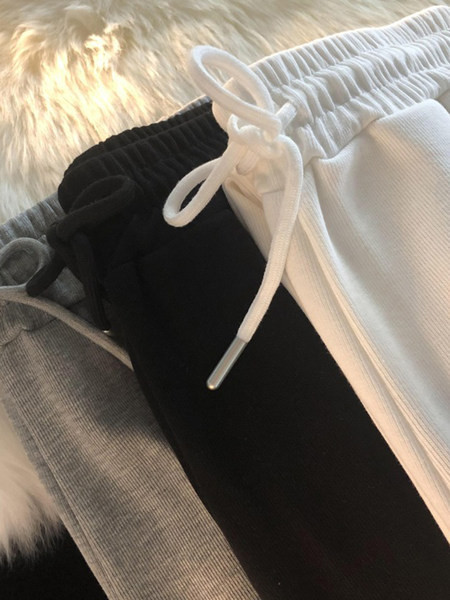 Ravni model ženskih hlača s vezom i vezicama