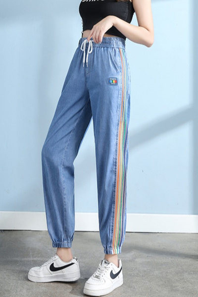 Sieviešu džinsi ar krāsainu rakstu un saitēm