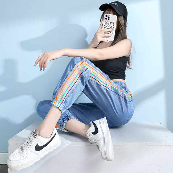 Sieviešu džinsi ar krāsainu rakstu un saitēm