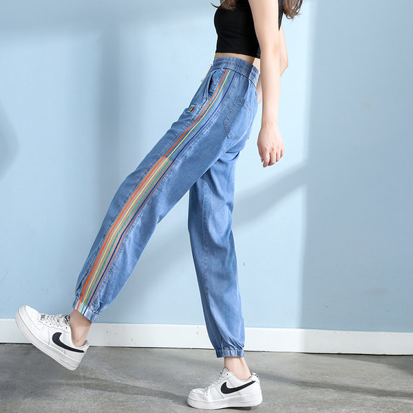 Sieviešu džinsi ar krāsainu rakstu un saitēm