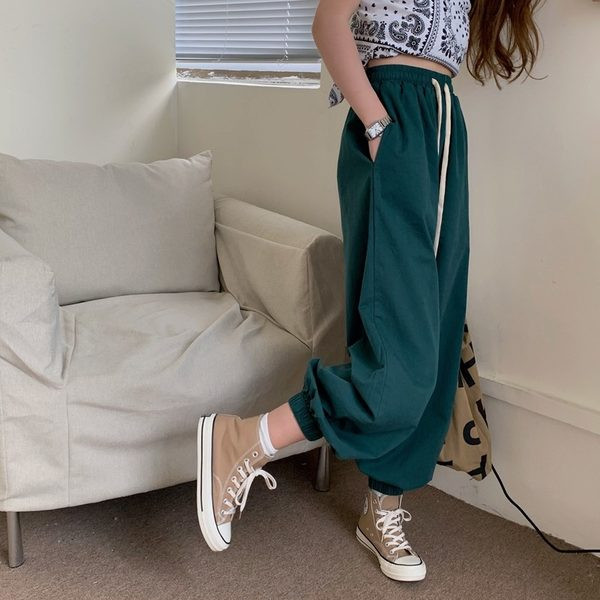 Plats sieviešu bikšu modelis ar saitēm