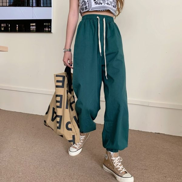 Plats sieviešu bikšu modelis ar saitēm