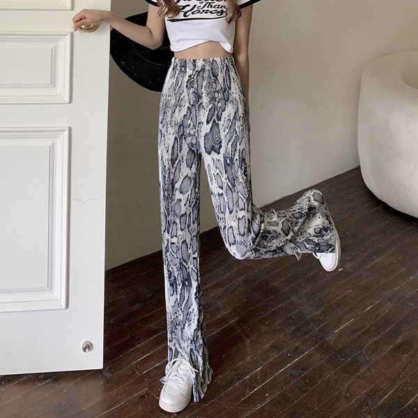 Modernas sieviešu taisnas bikses ar šķēlumu un dzīvnieku apdruku