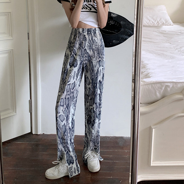 Modernas sieviešu taisnas bikses ar šķēlumu un dzīvnieku apdruku