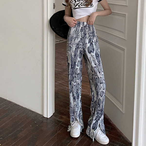 Modernas sieviešu taisnas bikses ar šķēlumu un dzīvnieku apdruku