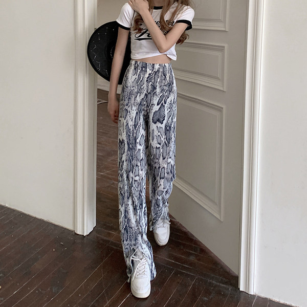 Modernas sieviešu taisnas bikses ar šķēlumu un dzīvnieku apdruku