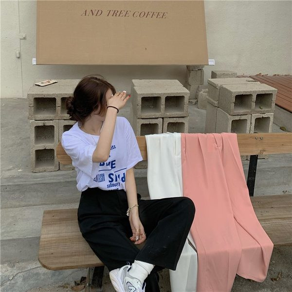 Sieviešu bikšu modelis ar augstu vidukli un pogu