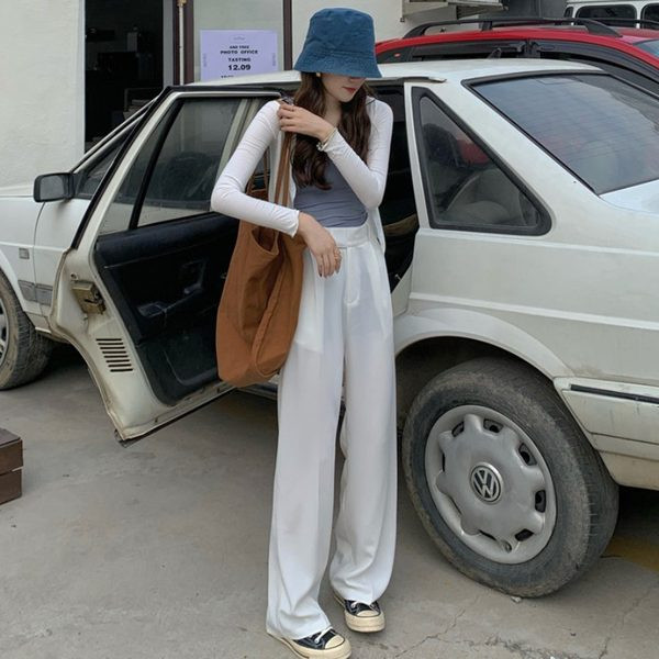 Sieviešu bikšu modelis ar augstu vidukli un pogu