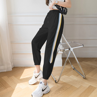 Sieviešu sporta bikses ar apmali baltā un melnā krāsā