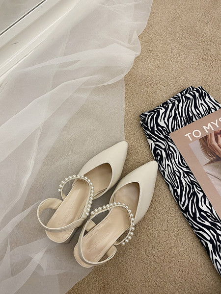 Moderns sieviešu sandaļu smails modelis ar dekoratīvām pērlēm