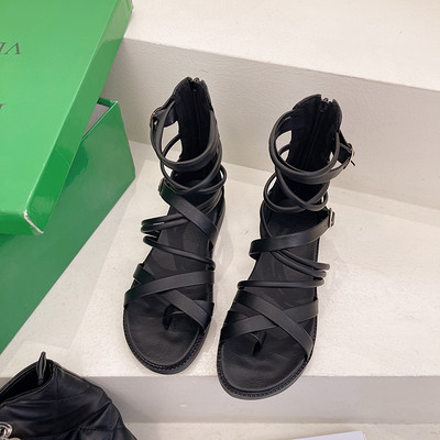 Sieviešu mākslīgās ādas sandales un plakana zole divās krāsās