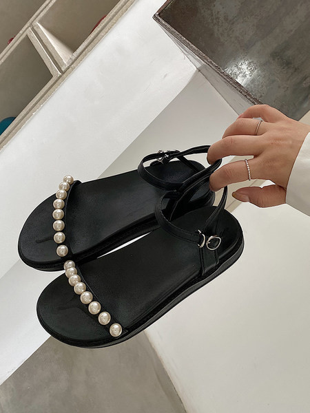 Sieviešu ikdienas sandales ar plakanām zolēm un dekoratīvām pērlēm