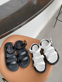 Sieviešu sandales vienkāršs modelis ar plakanu zoli