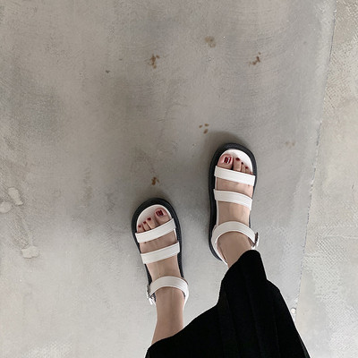 Sieviešu sandales vienkāršs modelis ar plakanu zoli