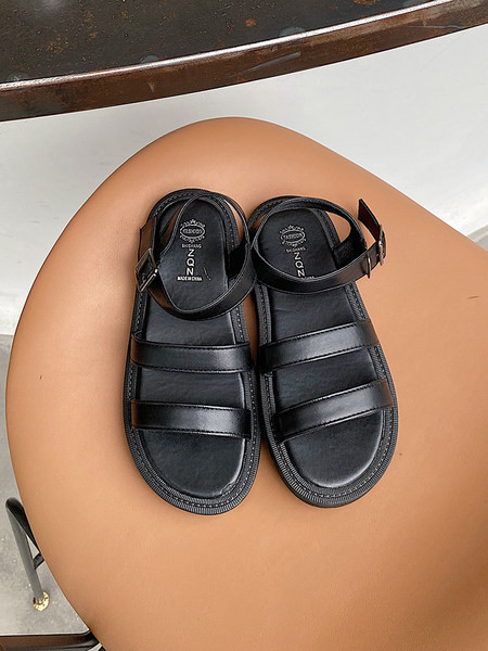 Sieviešu sandales vienkāršs modelis ar plakanu zoli