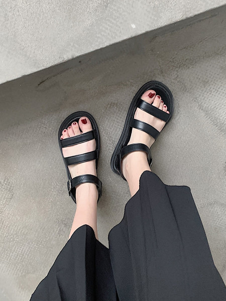 Sieviešu sandales vienkāršs modelis ar plakanu zoli