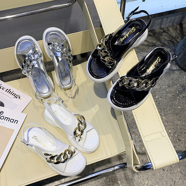 Sieviešu ikdienas sandales ar metāla apdari trīs krāsās