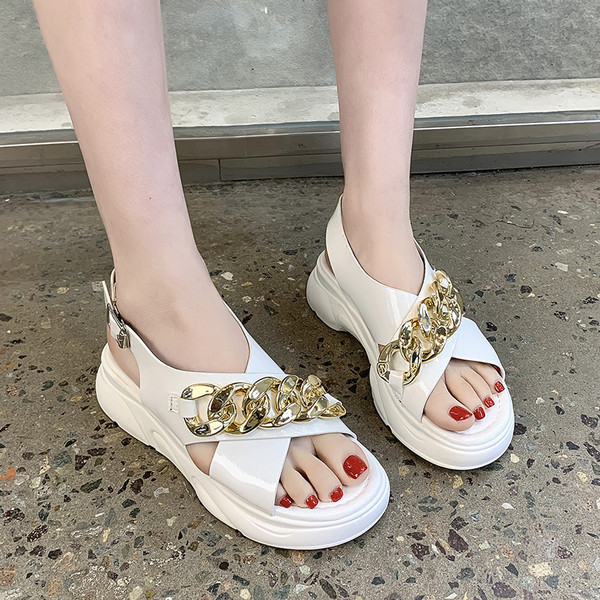 Sieviešu ikdienas sandales ar metāla apdari trīs krāsās