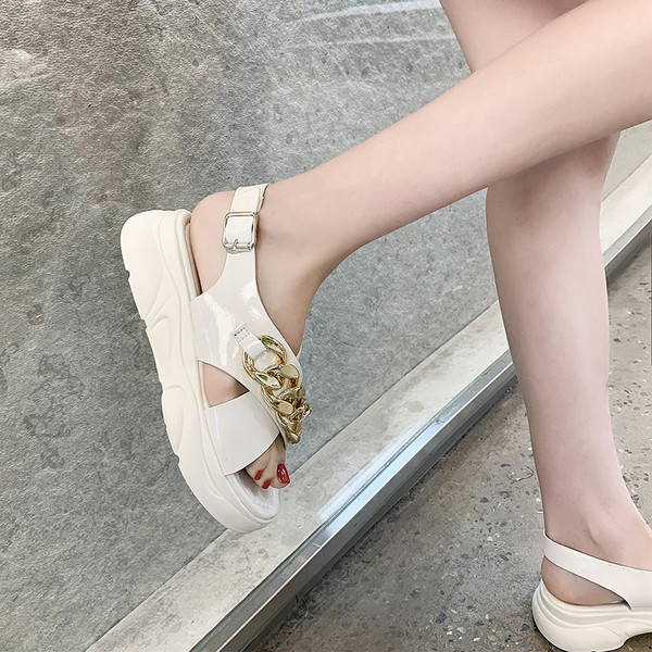 Sieviešu ikdienas sandales ar metāla apdari trīs krāsās