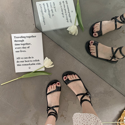 Modernas sieviešu sandales no mākslīgās ādas ar plakanu zoli