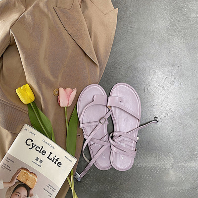 Modernas sieviešu sandales no mākslīgās ādas ar plakanu zoli