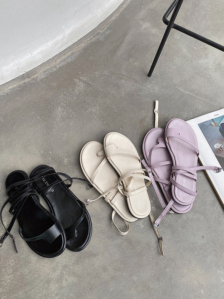 Modernas sieviešu sandales no mākslīgās ādas ar plakanu zoli