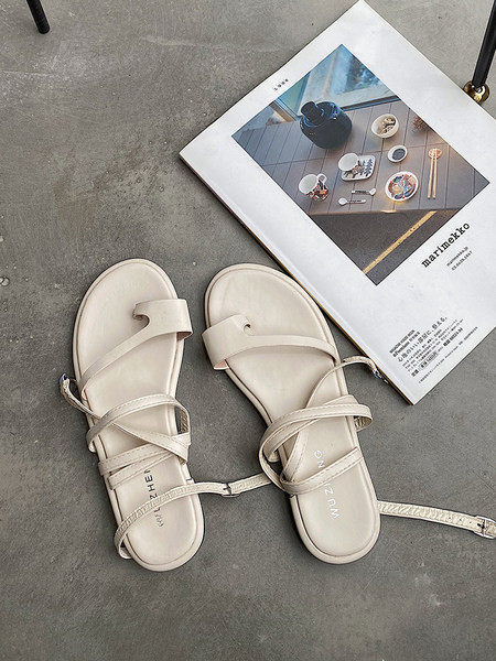 Modernas sieviešu sandales no mākslīgās ādas ar plakanu zoli