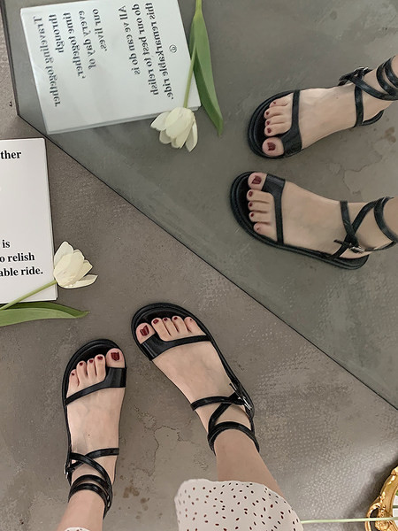 Modernas sieviešu sandales no mākslīgās ādas ar plakanu zoli