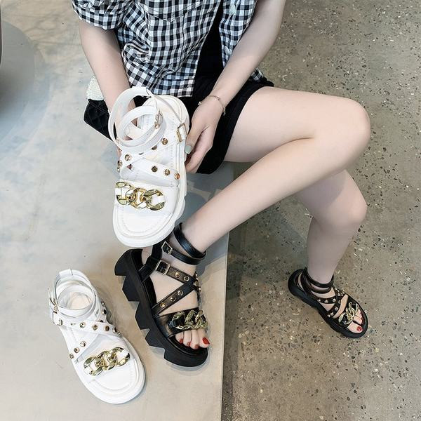 Sieviešu sandales ar metāla apdari baltā un melnā krāsā