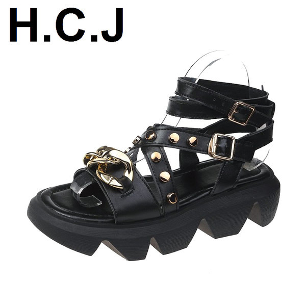 Sieviešu sandales ar metāla apdari baltā un melnā krāsā