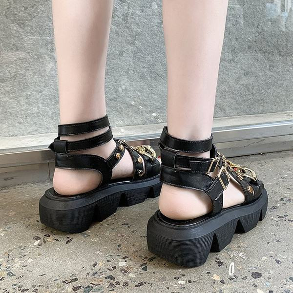 Sieviešu sandales ar metāla apdari baltā un melnā krāsā