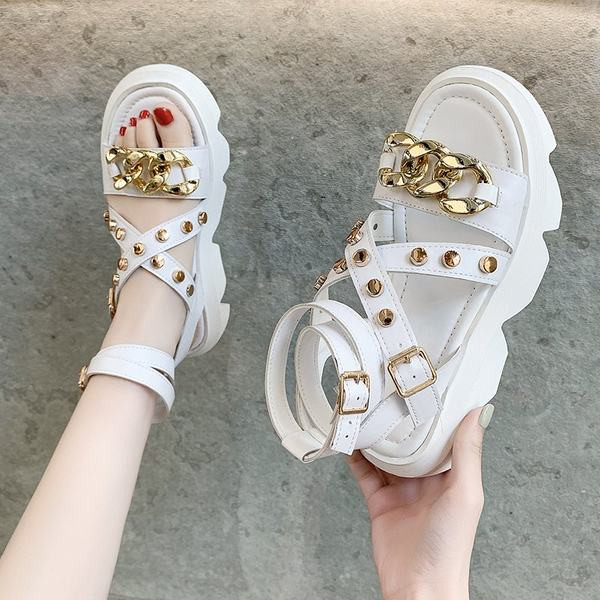 Sieviešu sandales ar metāla apdari baltā un melnā krāsā