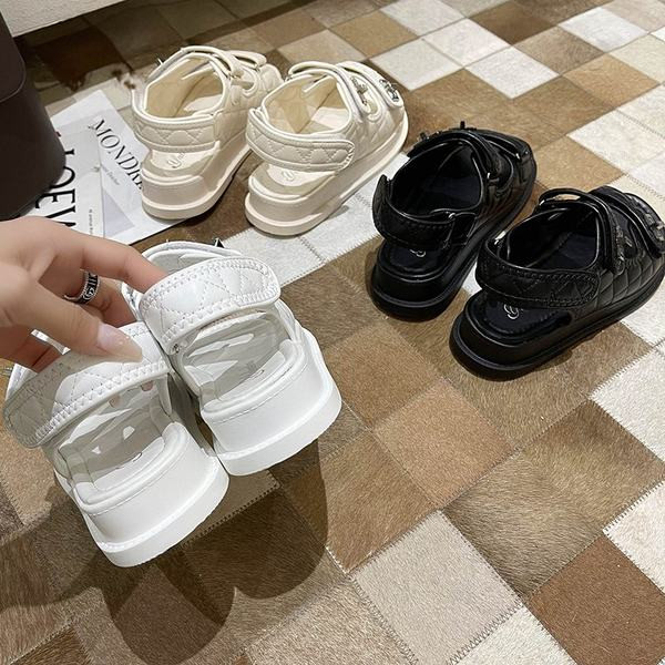 Sieviešu mākslīgās ādas sandales ar uzlīmēm trīs krāsās