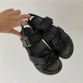 Ikdienas sieviešu sandales ar plakanu zoli un sprādzi