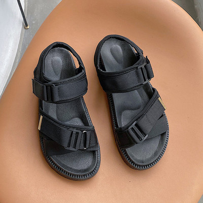 Ikdienas sieviešu sandales ar plakanu zoli un sprādzi