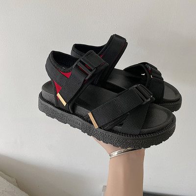 Ikdienas sieviešu sandales ar plakanu zoli un sprādzi