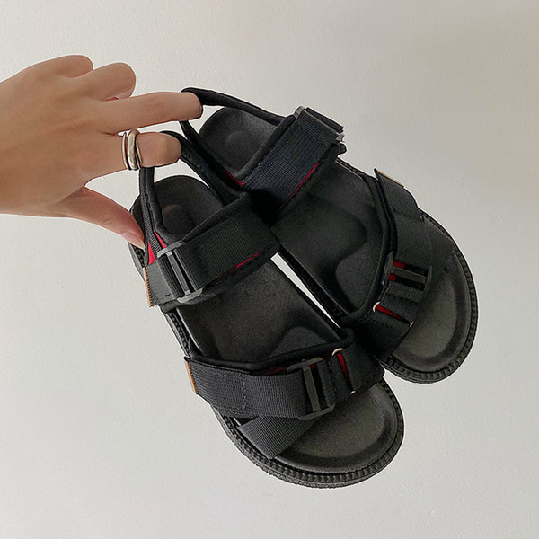 Ikdienas sieviešu sandales ar plakanu zoli un sprādzi