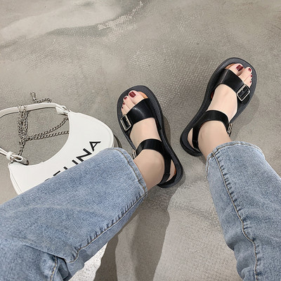 Sieviešu ikdienas sandales ar sprādzi un plakanu zoli