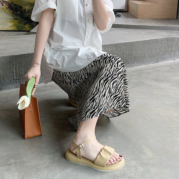 Sieviešu sandales ar plakanu zoli, vienkāršs modelis