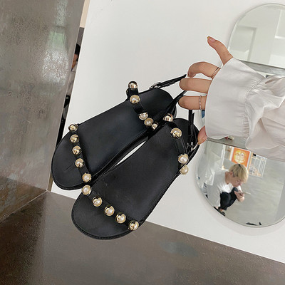 Aktuālās sieviešu sandales ar plakanām zolēm un pērlēm