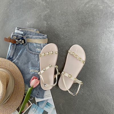 Aktuālās sieviešu sandales ar plakanām zolēm un pērlēm